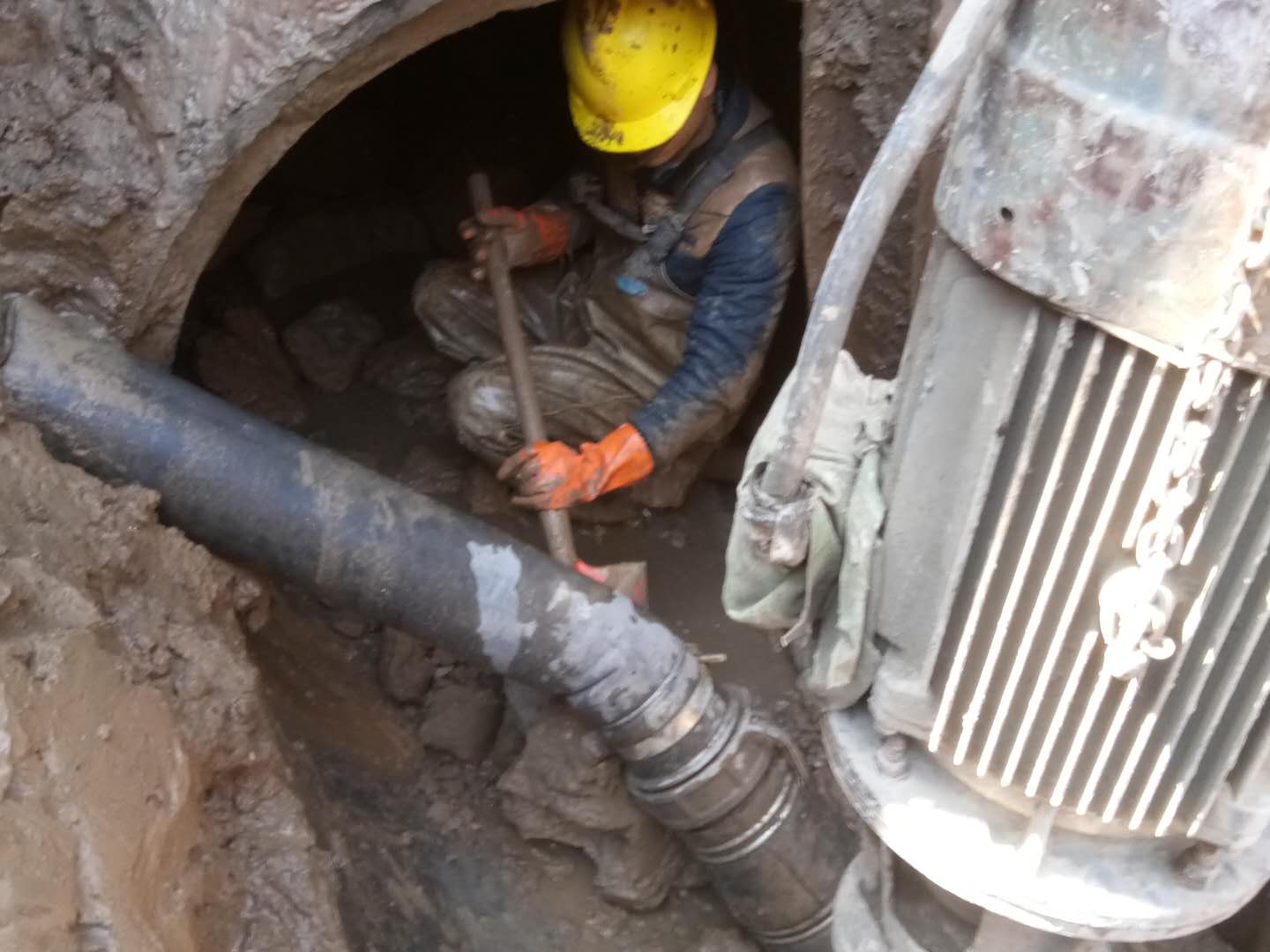 阿勒泰管道清淤