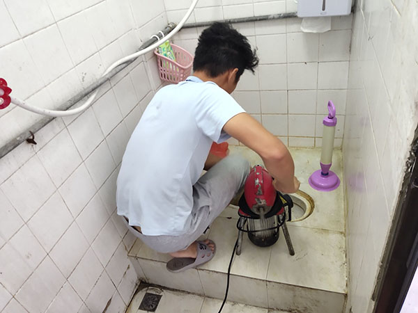 阿勒泰管道堵塞冒臭气 专业师傅现场解决问题