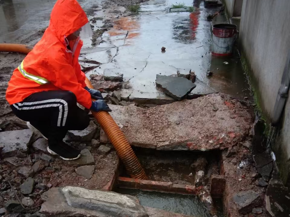 阿勒泰专业清理污水池 炜誉市政以规范流程守护城市 “肠道”